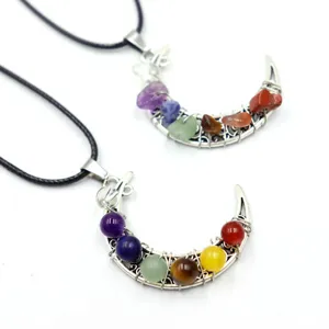 Collana con ciondolo a mezzaluna in cristallo chakra con pietre colorate e cordino.