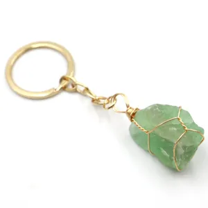 Portachiavi in cristallo verde grezzo avvolto in filo metallico dorato pendente