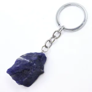 Unbehandelter blauer Rohkristall Stein Schlüsselanhänger Metall Ring Tasche Detail Ansicht.