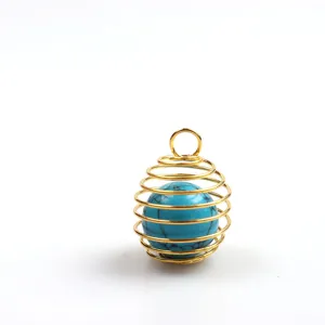 Nahaufnahme eines goldenen drahtgewickelten Spiral-Käfig-Anhängers mit einer blauen Perle.