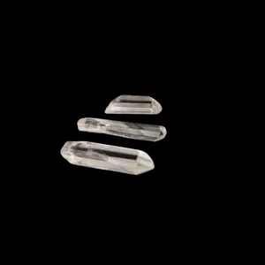 Natürlicher klarer weißer Quarz Einzelkristall Stab Detailansicht, transparenter Mineral Rohstein.