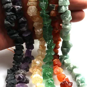 Nahaufnahme von unregelmässigen rohen Kristall-Edelstein-Splitterperlen ideal für DIY Schmuck.