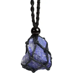 Nahaufnahme des blauen Rohen Kristall-Anhängers im schwarzen gewebten Netz-Halsband.