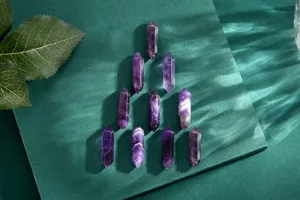 Nahaufnahme Detail von natürlichen lila Amethyst Doppelend Kristall Säulen für Schmuck.