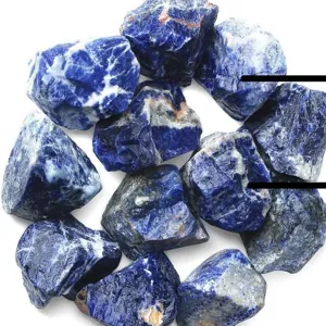 Piedras brutas de sodalita azul natural muestra de mineral en bruto a granel para difusión de aroma.
