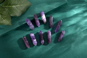 Detailaufnahme polierter natürlicher Amethyst-Doppelendkristall-Sechsecksäulen im Detail.