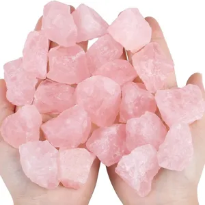 Pietre grezze di quarzo rosa naturale grandi pezzi per la guarigione e la decorazione.