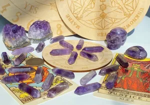 Detailansicht von natürlichen Amethyst Doppelender Kristallspitzen und Kristallschaedel.