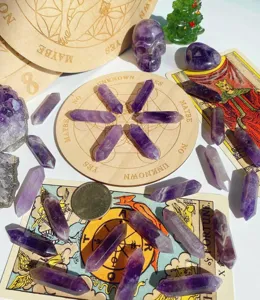 Nahaufnahme von natürlichen Amethyst Doppelender Kristallspitzen mit Tarotkarten.