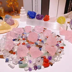 Pietre grezze di cristallo di quarzo rosa naturale e ghiaia per la guarigione energetica.