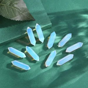 Gros plan détaillé de piliers en cristal hexagonaux doublement terminés à l'éclat bleu doux.