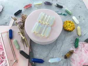 Vue détaillée de baguettes de cristal à double pointe avec des piliers gemmes.