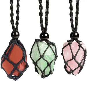 Roher Kristallstein Halskette mit handgewebter schwarzer Netz-Tasche, Edelstein Schmuck.