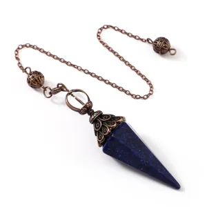 Colgante de péndulo de prisma hexagonal de cristal azul con cadena de bronce para joyería.