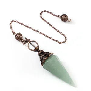Colgante de péndulo de cristal verde detalle con piedra hexagonal y cadena de cobre antiguo