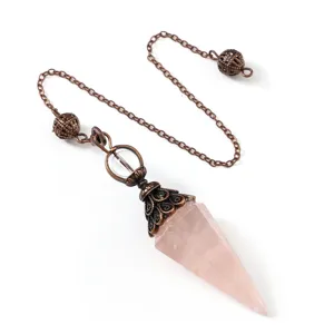 Colgante de péndulo de cristal de cuarzo rosa con cadena de bronce vista detallada