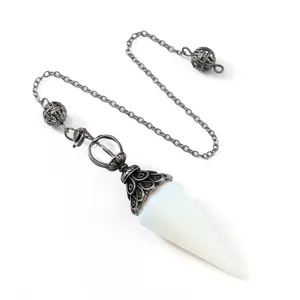 Collar con colgante de péndulo de cristal blanco cónico con cadena de metal vintage.