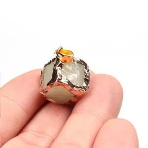 Nahaufnahme des vergoldeten, eingefassten Würfel Kristallglas Anhängers DIY Schmuck Detail.