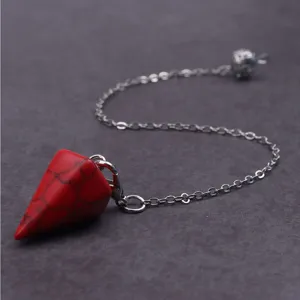 Roter Kristall hexagonaler Pendel Halskette Detailaufnahme mit Stein Textur und Metallkette.