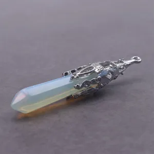 Gedetailleerd aanzicht van zeshoekige kristallen punt hanger voor yogapendel en ketting sieraden.