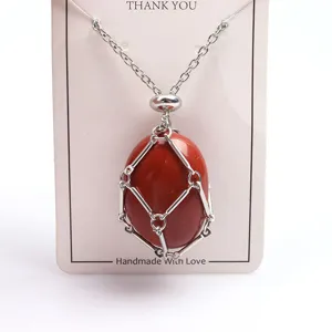 Primo piano dettagliato di una pietra di cristallo rosso in una collana con ciondolo.