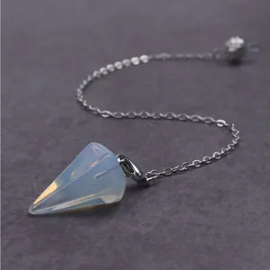 Kristall Pendel Halskette Detail, mit facettiertem Kegel Anhänger und filigraner Metallkette.