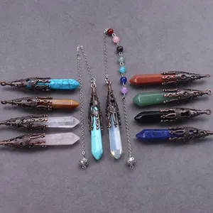 Gedetailleerd overzicht van hexagonale kristallen pendelhangers met metalen kapjes en kettingen.