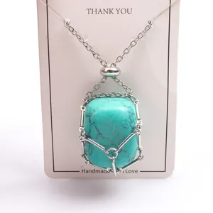 Collana con ciondolo in gabbia di metallo turchese pietra naturale e catena regolabile.