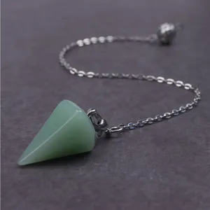Natürlicher grüner Kristall Kegel Pendel Halskette mit Metallkette für Meditation und Schmuck.