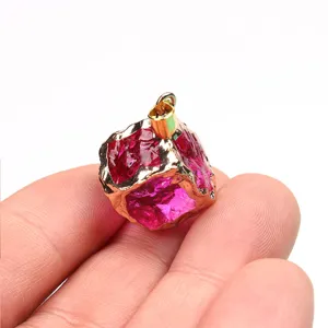 Detailansicht des goldgeränderten magenta Kristallwürfelanhängers für DIY-Schmuckgestaltung.