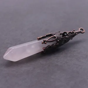 Gedetailleerd overzicht van rozenkwarts zeshoekige kolomhangers met vintage koperen kap voor ketting.