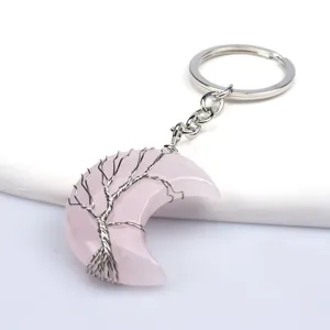 Primer plano detallado del llavero del árbol de la vida de cuarzo rosa con alambre de plata.