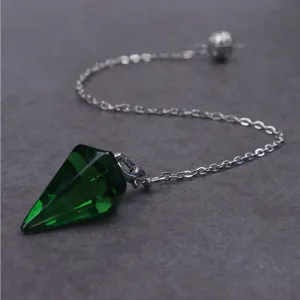 Grüner Kristall sechseckige Säule Pendel Anhänger Detailansicht mit feiner Metallkette.