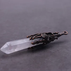 Detailopname van een heldere zeshoekige kristallen hanger met antieke koperen dop.