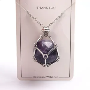 Collana con ciondolo a gabbia in pietra di cristallo naturale e catena regolabile.