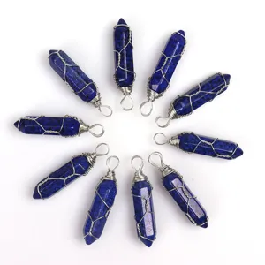 Detailansicht des drahtverpackten Lapislazuli Sechseckanhängers, natürlicher Kristallschmuck.
