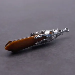 Natuurlijke tijgeroog kristal zeshoekige pilaar hanger met zilveren metalen dop.