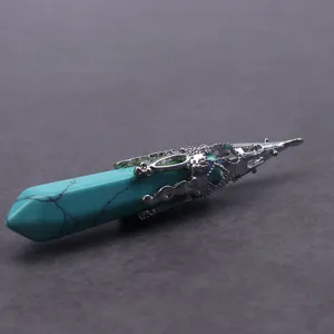Gedetailleerde close-up van turquoise kristal zeshoekige pilaar hanger met zilveren metalen dop.