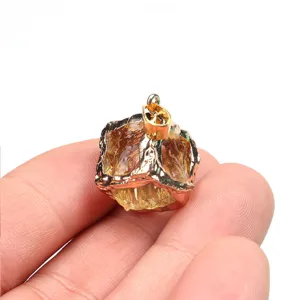 Goldener quadratischer Kristallglas-Anhänger mit vergoldetem Metallrahmen für DIY-Schmuck.