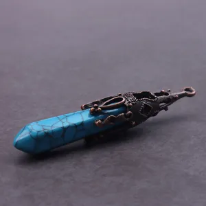 Turquoise kristal zeshoekige kolom hanger met vintage koperen metalen kap, detailweergave.