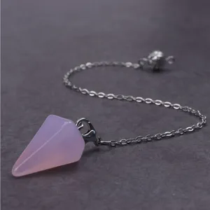 Detailaufnahme einer natürlichen Rosenquarz hexagonalen Pendel Halskette mit Silberkette.