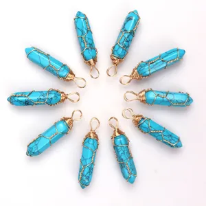Drahtgewickelter blauer Kristall Sechseck Säule Anhänger Detail, handgemachter Edelstein Schmuck.