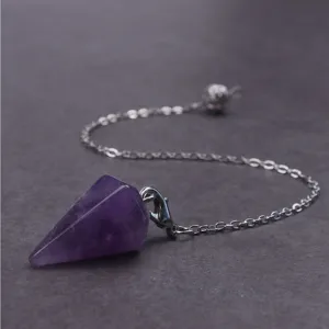 Natürlicher Amethyst Kristall sechseckiger Prisma Pendel Halskette Detailansicht, edler Schmuck.