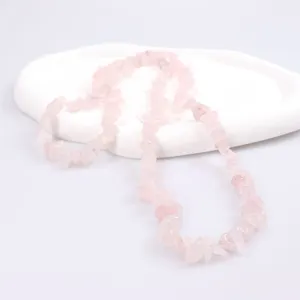 Dettaglio di fili di trucioli di cristallo di quarzo rosa naturale per bigiotteria DIY.