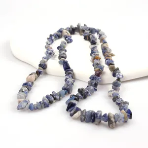 Dettaglio collana in pietra grezza blu, perline di cristallo irregolari accessorio fai da te