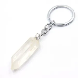 Detailansicht des Naturkristall-Rohstein-Schlüsselanhängers mit silbernem Metallring und Kette.