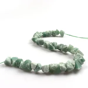 Detailansicht unregelmässiger grüner Kristall Edelstein Splitter Perlen für DIY Schmuck