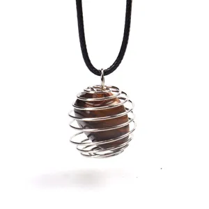 Detailaufnahme eines Naturkristall-Edelsteins in einem Silber-Drahtfeder-Anhänger Halskette.