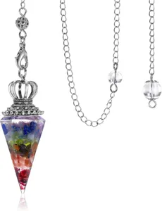 Vue détaillée d'un pendentif pendule en cristal avec des pierres colorées et couronne.