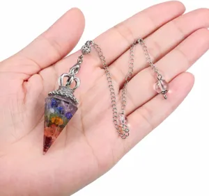 Vue détaillée du pendentif pendule hexagonal en résine de copeaux de cristal de roche.